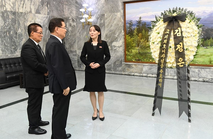 김여정(오른쪽) 북한 노동당 선전선동부 제1부부장(오른쪽)이 12일 이희호 여사 서거와 관련, 판문점 통일각에서 정의용 청와대 국가안보실장(가운데), 박지원 김대중평화센터 부이사장에게 김 위원장이 보내는 조화를 전달하고 있다. 통일부 제공