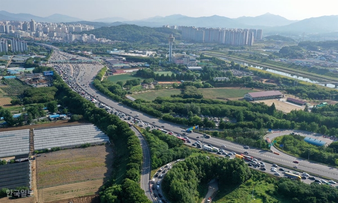 [저작권 한국일보] 12일 오전 서울외곽순환도로 토평IC에서 서울방향으로 나오는 도로가 출근 차량으로 심한 정체를 빚고 있다. 홍인기 기자