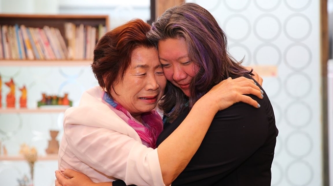 12일 오전 전북경찰청에서 서안식씨가 44년 만에 찾은 딸 조미선씨와 껴안고 눈물을 흘리고 있다.