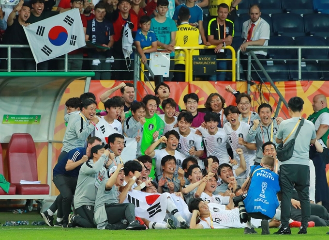 11일(현지시간) 오후 폴란드 루블린 경기장에서 열린 2019 FIFA U-20 월드컵 준결승전에서 에콰도르를 꺾고 결승에 진출한 대표팀이 기념사진을 찍고 있다. 루블린=연합뉴스