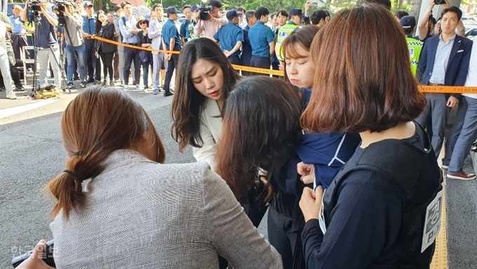 [저작권 한국일보]‘제주 전 남편 살인사건’의 피의자 고유정(36)이 12일 오전 10시 제주동부경찰서을 떠나기 직전 경찰서 정문에서 기다리고 있던 취재진 앞에 모습을 드러냈다. 김영헌 기자.