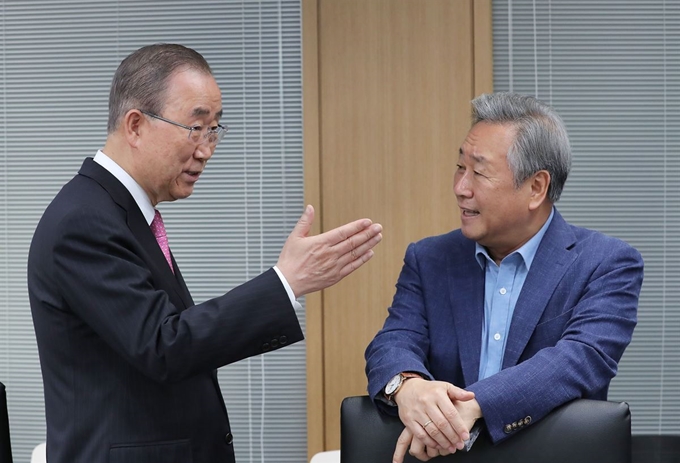 반기문 국가기후환경회의 위원장이 10일 서울 종로구 국가기후환경회의 대회의실에서 열린 2차 본회의에서 김숙 전략기획위원장과 대화하고 있다. 연합뉴스