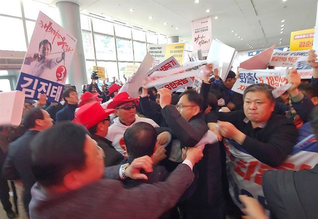 자유한국당 전당대회가 열린 지난 2월 27일 경기 고양 킨텍스에서 민주노총 관계자들이 자유한국당은 해체하라며 구호를 외치고 있다. 연합뉴스