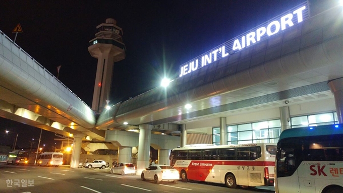 [저작권 한국일보]제주도는 제주국제공항과 제주항에서 택시를 이용할 경우 저녁시간대인 오후 7시부터 할증요금을 적용하는 ‘공할 할증제’ 도입하는 방안을 철회키로 했다. 사진은 제주공항 전경. 김영헌 기자.