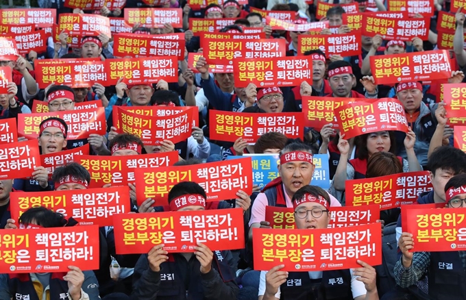 지난 7일 오후 서울 종로구 세종로공원에서 전국우정노동조합 서울지방본부가 연 집회에서 집배원들이 '집배원 인력증원, 완전한 주5일제' 등을 요구하는 구호를 외치고 있다. 연합뉴스