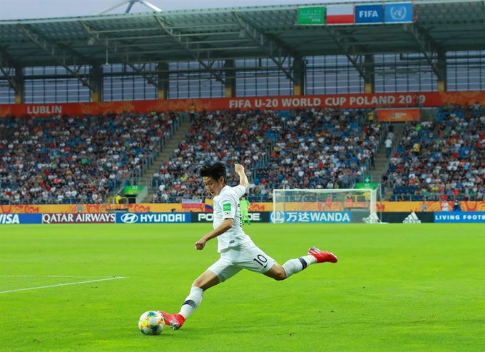 이강인이 12일 폴란드 아레나 루블린에서 열린 2019 FIFA U-20 월드컵 4강전 한국과 에콰도르의 경기에서 왼발 크로스를 올리고 있다. 루블린=연합뉴스