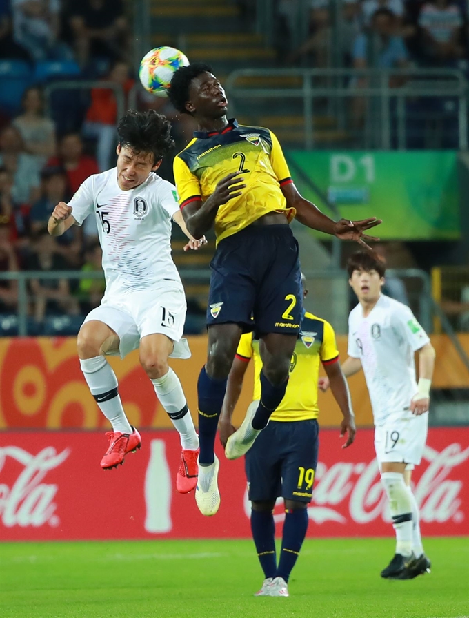 정호진(왼쪽)이 12일 폴란드 루블린 경기장에서 열린 2019 FIFA U-20 월드컵 4강전 한국과 에콰도르의 경기에서 후반전 에콰도르 선수와 하프 라인 부근에서 공중볼 다툼을 벌이고 있다. 루블린=연합뉴스