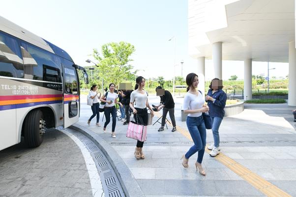 13일 오후 경기 김포시 호텔 마리나베이서울에 도착한 2019 미스코리아 선발대회 참가자들. 한국일보E&B, 미스코리아운영본부 제공