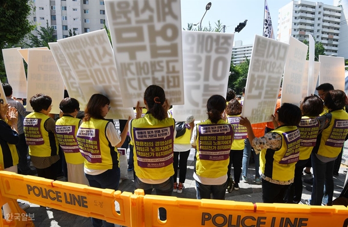 마트산업노동조합가 13일 오전 서울 도봉구 창동에서 16대의 무인셀프계산대 설치한 이마트 창동점을 규탄하는 기자회견을 열고 있다. 홍인기 기자