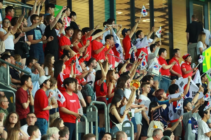 12일 오후 폴란드 루블린 경기장에서 열린 2019 국제축구연맹(FIFA) 20세 이하(U-20) 월드컵 4강전 한국과 에콰도르의 경기에서 한국 응원단이 열띤 응원을 펼치고 있다. 루블린=연합뉴스