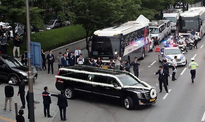 14일 오전 서울 서대문구 신촌 세브란스병원 장례식장에서 출발한 故이희호 여사 운구행렬이 창천교회로 향하고 있다. 뉴스1