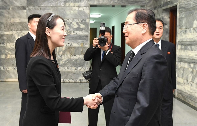 김정은 북한 국무위원장의 동생 김여정(왼쪽) 노동당 선전선동부 제1부부장이 12일 오후 판문점 통일각에서 정의용 청와대 국가안보실장과 인사하고 있다. 통일부 제공