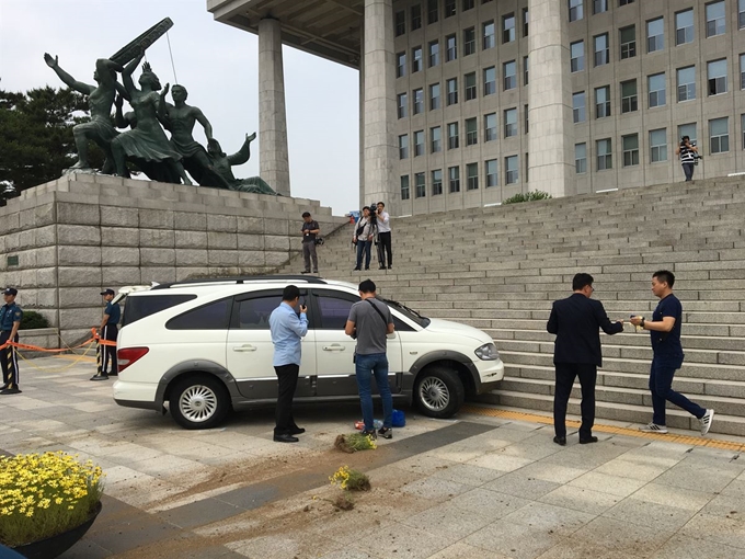 서울 영등포경찰서는 14일 오전11시쯤 흰색 승합차를 몰아 국회 경내로 돌진한 40대 남성을 현주건조물침입 혐의 등으로 체포해 조사 중이다. 영등포경찰서 제공