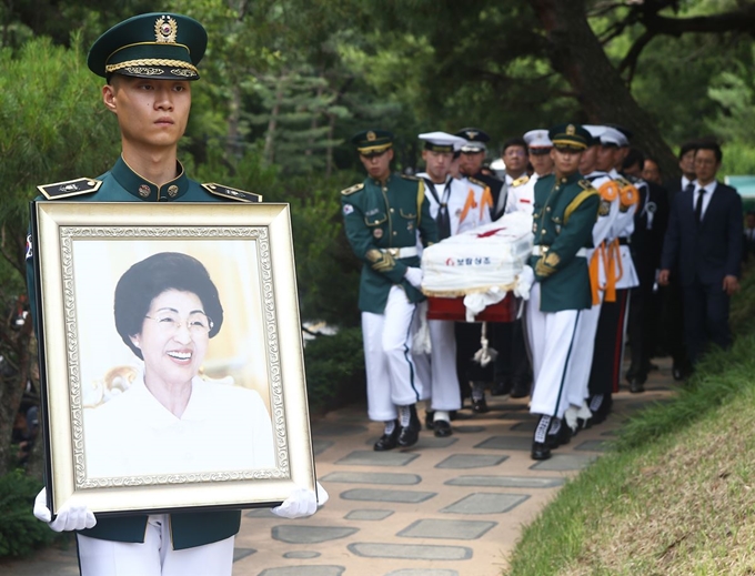 14일 오전 서울 동작동 국립서울현충원에서 열린 이희호 여사의 안장식에서 국군 의장대가 고인을 영정을 들고 이동하고 있다. 연합뉴스