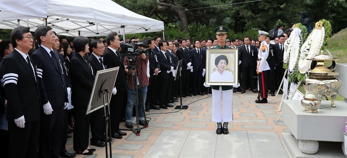 14일 오전 서울시 동작구 국립서울현충원에서 열린 김대중 전 대통령의 부인 고 이희호 여사의 안장식에서 이낙연 국무총리와, 문희상 국회의장, 유족 및 참석자들이 고인의 영정을 바라보고 있다.고영권기자