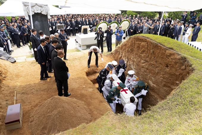 14일 오전 동작구 국립서울현충원 내 김대중 전 대통령 묘역에서 엄수된 고 이희호 여사 안장식에서 하관식이 진행되고 있다.고영권기자