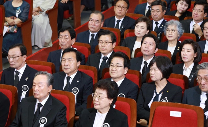 서울 동작구 국립현충원에서 사회장으로 치러진 고 이희호 여사 추모식에 국무위원과 여야 5당 대표 및 원내대표들이 참석해 있다.연합뉴스