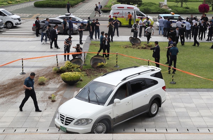 14일 오전 40대 남자가 승합차를 몰고 국회 본청 앞 계단으로 돌진, 경찰과 국회 관계자가 사고수습을 하고 있다. 연합뉴스