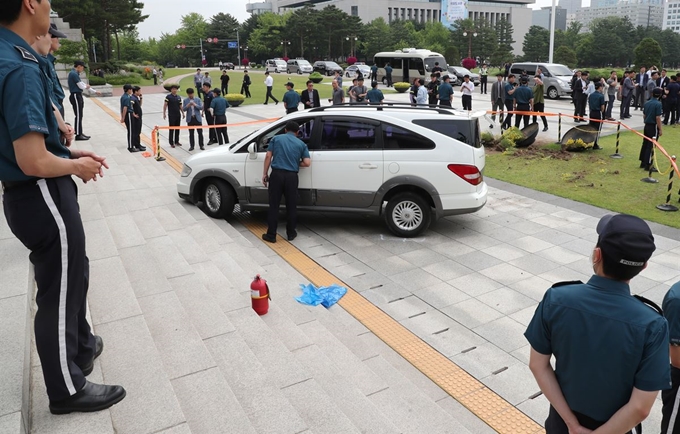 14일 오전 신원미상의 한 남성이 승합차량을 몰고 국회 본청 앞 계단으로 돌진, 경찰 관계자들이 경계근무를 서고 있다. 연합뉴스