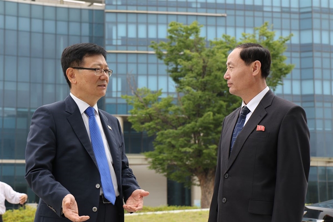 서호(왼쪽) 통일부 차관이 개성 남북공동연락사무소에서 김영철 임시소장대리와 만나 대화를 나누고 있다. 통일부 제공