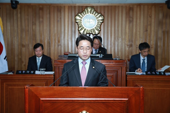 이재형 영주시의원이 14일 영주시가 상수도 집수장 상류에 대현 돈사를 부당하게 허가한 문제를 따지고 있다. 영주시의회 제공