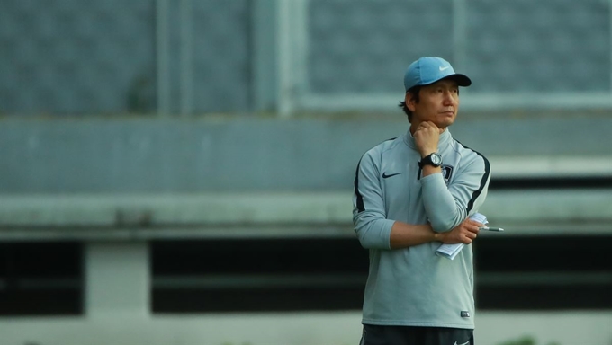 정정용 U-20 축구대표팀 감독이 14일 폴란드 우치의 팀 훈련장에서 선수들의 훈련 모습을 바라보며 생각에 잠겨 있다. 우치=연합뉴스