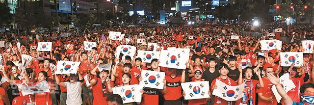 지난해 6월 18일 오후 서울 광화문광장에서 열린 2018 러시아 월드컵 조별예선 대한민국과 스웨덴 경기 거리 응원전. 고영권 기자