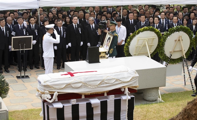 14일 오전 동작구 국립서울현충원 내 김대중 전 대통령 묘역에서 고 이희호 여사 안장식이 진행되고 있다. 고영권기자