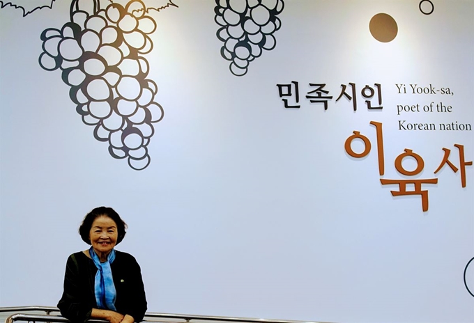 지난 11일 경북 안동시 도산면 이육사문학관에서 만난 이육사 시인의 딸 이옥비 여사는 수줍음 많은 모습이었다. 그는 아버지에 대한 자랑스러움과 부담감을 함께 느끼는 듯 했다. 이진희 기자