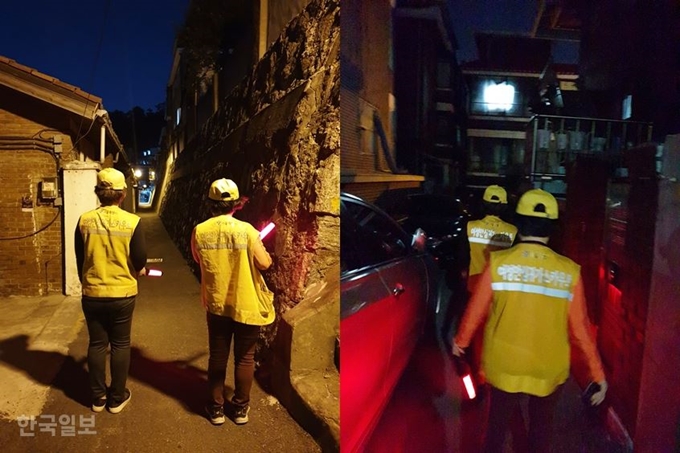 [저작권 한국일보] 지난 12일 서울 관악구 난곡동 일대를 순찰하고 있는 여성 안심 귀가 스카우트 박미선(56)씨와 정연주(57)씨. 지역 특성상 좁고 어두운 골목이 많다. 박지윤 기자