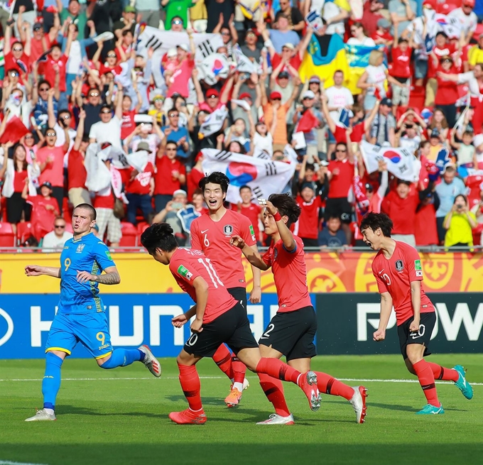 이강인이 16일 폴란드 우치 경기장에서 열릴 2019 국제축구연맹(FIFA) 20세 이하(U-20) 월드컵 결승에서 전반 5분 패널티 킥을 성공한 뒤 동료들과 기쁨을 나누고 있다. 우치=연합뉴스