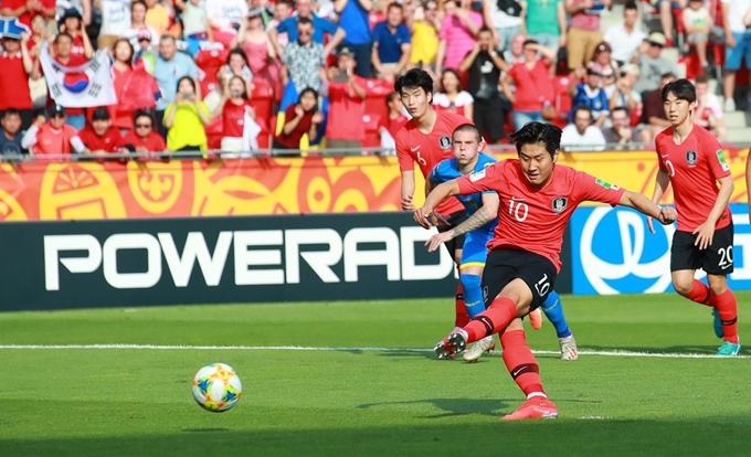 15일 오후(현지시간) 폴란드 우치 경기장에서 열릴 2019 국제축구연맹(FIFA) 20세 이하(U-20) 월드컵 결승에서 이강인이 전반 패널티 킥을 성공하고 있다. 연합뉴스