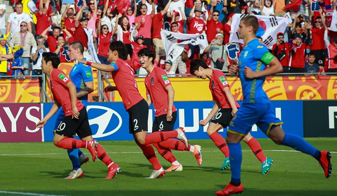 15일 오후(현지시간) 폴란드 우치 경기장에서 열릴 2019 국제축구연맹(FIFA) 20세 이하(U-20) 월드컵 결승에서 이강인이 전반 패널티 킥을 성공한 뒤 동료들과 기쁨을 나누고 있다. 연합뉴스