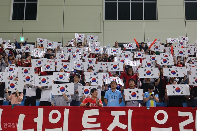 대구 시민들이 16일 DGB대구은행파크에서 열린 U-20 월드컵 결승전 시민단체응원에 참석해 태극기 퍼포먼스를 펼치며 한국축구대표팀을 응원하고 있다. 윤희정기자 yooni@hankookilbo.com