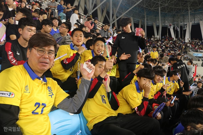 청구고등학교 축구부 학생들이 16일 DGB대구은행파크에서 열린 U-20 월드컵 결승전 시민단체응원에 참석해 선배인 정정용 감독을 응원하고 있다. 윤희정기자 yooni@hankookilbo.com