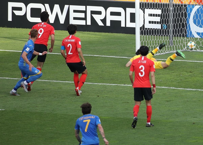 15일 오후(현지시간) 폴란드 우치 경기장에서 열릴 2019 국제축구연맹(FIFA) 20세 이하(U-20) 월드컵 결승에서 한국이 첫 골을 허용하고 있다. 우치=연합뉴스