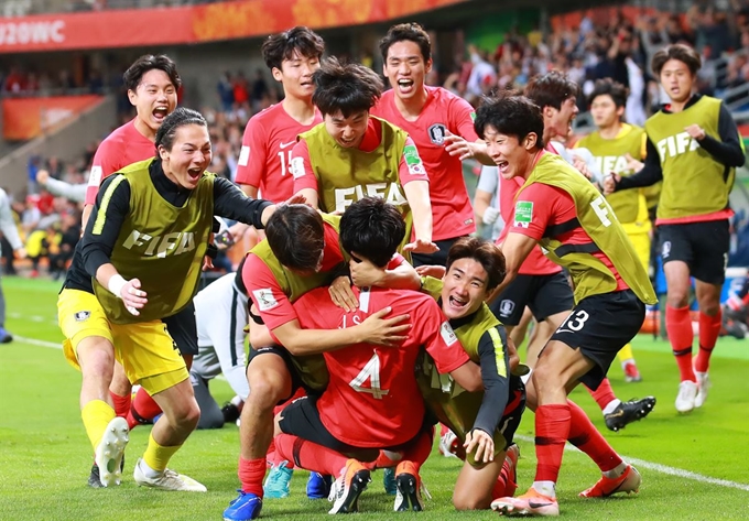 8일 오후(현지시간) 폴란드 비엘스코-비아와 경기장에서 열린 2019 국제축구연맹(FIFA) 20세 이하(U-20) 월드컵 8강 한국과 세네갈전의 경기. 후반 추가 시간 이지솔(4번)이 동점 헤더골을 넣은 뒤 벤치의 선수들이 달려 나와 이지솔을 맞이하고 있다. 비엘스코-비아와=연합뉴스