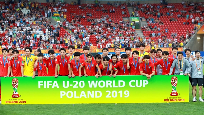 한국 U-20 축구대표팀이 16일 폴란드 우치 스타디움에서 열린 2019 FIFA U-20 월드컵 결승전에서 준우승한 뒤 세리머니를 펼치고 있다. 우치=연합뉴스