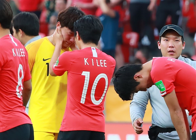 15일 오후(현지시간) 폴란드 우치 경기장에서 열린 2019 국제축구연맹(FIFA) 20세 이하(U-20) 월드컵 결승에서 1-3으로 아쉬운 역전패 한 한국의 이강인이 골키퍼 이광연을 위로하고 있다. 연합뉴스