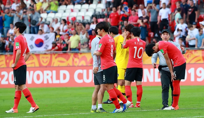 15일 오후(현지시간) 폴란드 우치 경기장에서 열린 2019 국제축구연맹(FIFA) 20세 이하(U-20) 월드컵 결승전에서 패한 한국 선수들이 아쉬워하고 있다. 연합뉴스