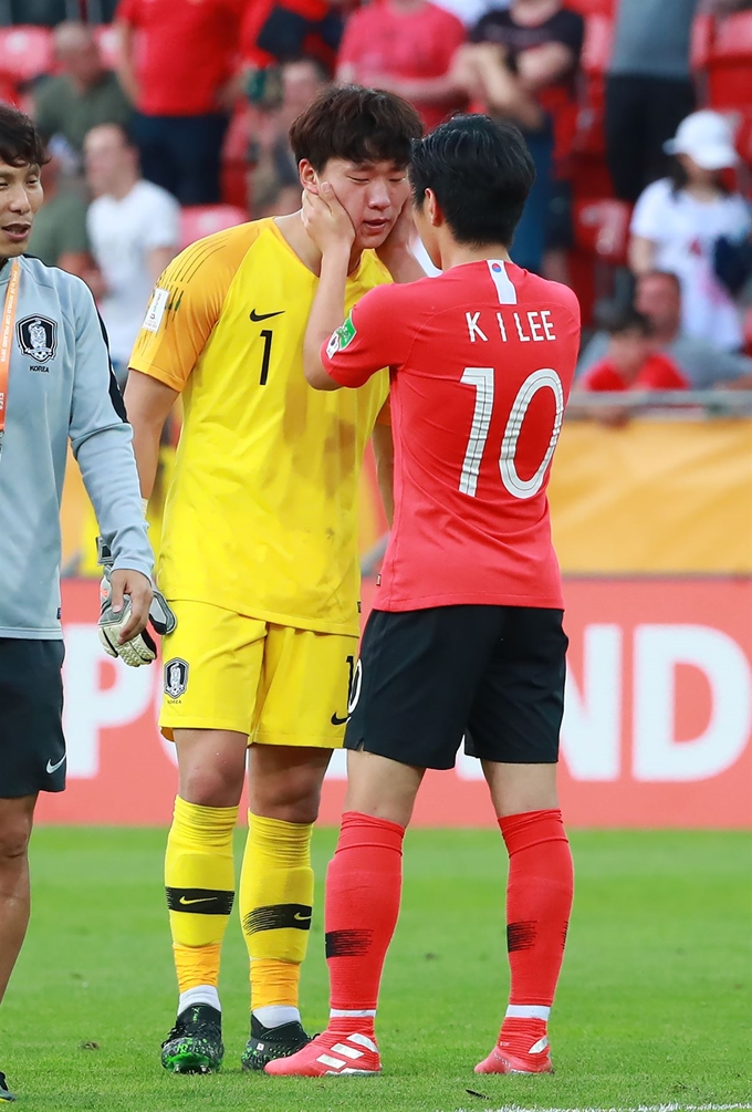 15일 오후(현지시간) 폴란드 우치 경기장에서 열린 2019 국제축구연맹(FIFA) 20세 이하(U-20) 월드컵 결승에서 1-3으로 아쉬운 역전패 한 한국의 이강인이 골키퍼 이광연을 위로하고 있다. 연합뉴스