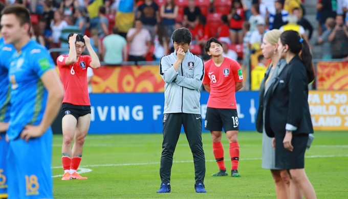 16일 폴란드 우치 경기장에서 열린 2019 국제축구연맹(FIFA) 20세 이하(U-20) 월드컵 결승에서 팀을 준우승을 이끈 정정용 감독이 아쉬운 표정으로 시상식을 기다리고 있다. 우치=연합뉴스