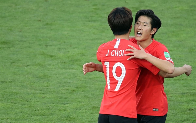 이강인이 16일 폴란드 우치 경기장에서 열린 2019 FIFA U-20 월드컵 시상식에 앞서 최준과 포옹하고 있다. 우치=연합뉴스