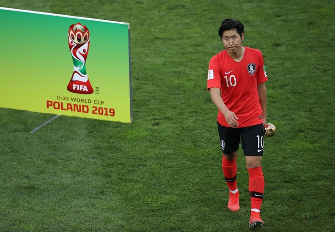 이강인이 16일 폴란드 우치 경기장에서 열린 2019 FIFA U-20 월드컵 시상식에서 골든볼을 수상한 뒤 경기장을 빠져나오고 있다. 우치=연합뉴스