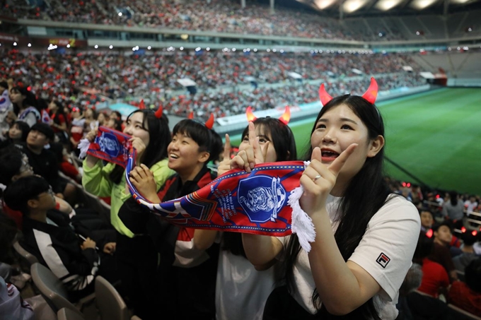 16일 오전 서울 마포구 상암월드컵경기장을 찾은 시민들이 폴란드에서 열린 '2019 국제축구연맹(FIFA) U-20 월드컵' 결승전 대한민국과 우크라이나의 경기를 보며 응원하고 있다. 뉴스1