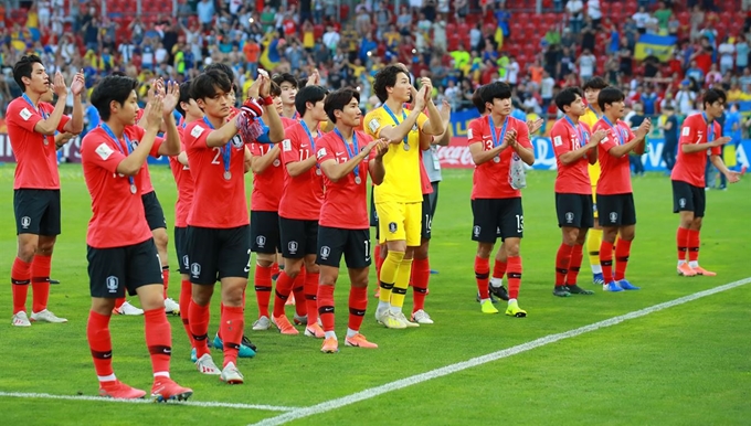 15일 오후(현지시간) 폴란드 우치 경기장에서 열린 2019 국제축구연맹(FIFA) 20세 이하(U-20) 월드컵 결승 한국과 우크라이나의 경기에서 준우승을 차지한 이강인 등 대표팀 선수들이 박수를 치며 그라운드를 돌아 관중석을 향해 인사하고 있다. 우치 =연합뉴스