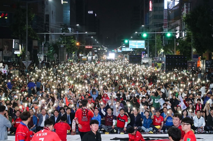 대전시민들이 16일 대전 중앙로 왕복 6차로를 가득 메운 채 2019 국제축구연맹(FIFA) U-20 월드컵 결승전 거리응원을 펼치고 있다. 대전=연합뉴스