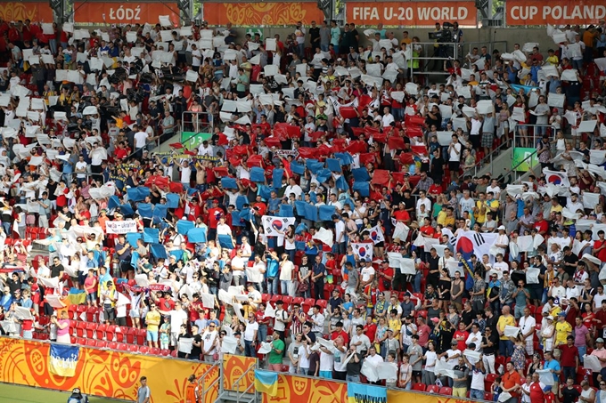 15일 오후(현지시간) 폴란드 우치 경기장에서 2019 국제축구연맹(FIFA) 20세 이하(U-20) 월드컵 결승 한국과 우크라이나의 경기에 앞서 응원이 펼쳐지고 있다. 우치=연합뉴스