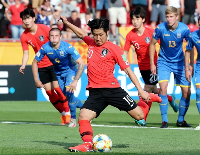 U-20 축구대표팀 이강인 선수가 16일 오전(한국시간) 폴란드 우치 스타디움에서 열린 '2019 국제축구연맹(FIFA) U-20 월드컵' 결승전 대한민국과 우크라이나의 경기에서 패널티킥으로 선제골을 넣고 있다. U-20 축구대표팀은 한국 남자축구 사상 첫 국제축구연맹(FIFA) 주관 대회 결승 진출이라는 새로운 역사를 썼다. 우치=뉴스1