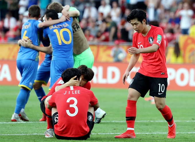 U-20 축구대표팀 이강인 선수가 16일 오전(한국시간) 폴란드 우치 스타디움에서 열린 '2019 국제축구연맹(FIFA) U-20 월드컵' 결승전 대한민국과 우크라이나의 경기에서 3:1로 패하며 준우승을 차지, 그라운드에 주저 않은 형들을 위로하고 있다. 우치=뉴스1